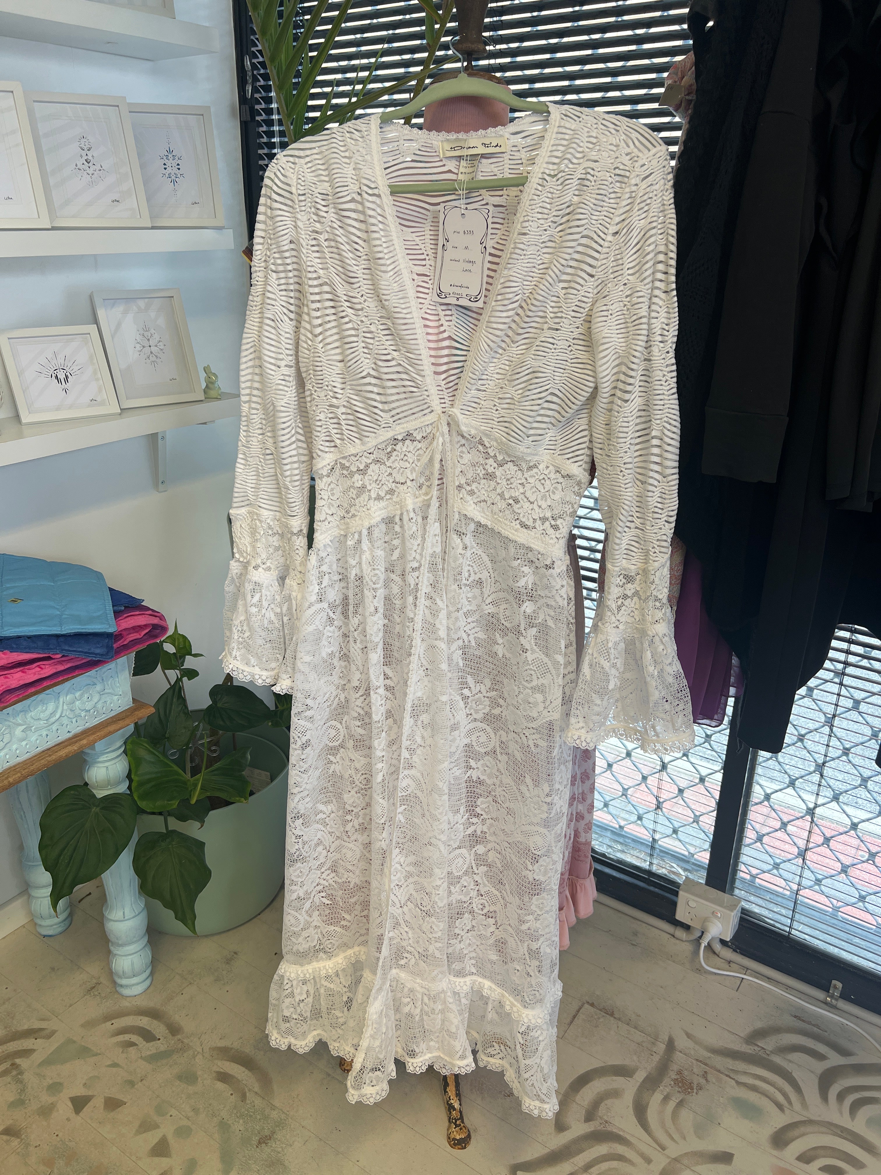 White Vintage Lace Medium